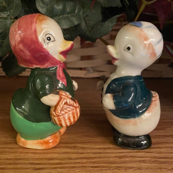 ADORABLE GIRL AND BOY DUCK SALT AND PEPPER SHAKERS - Picture 2 of 5